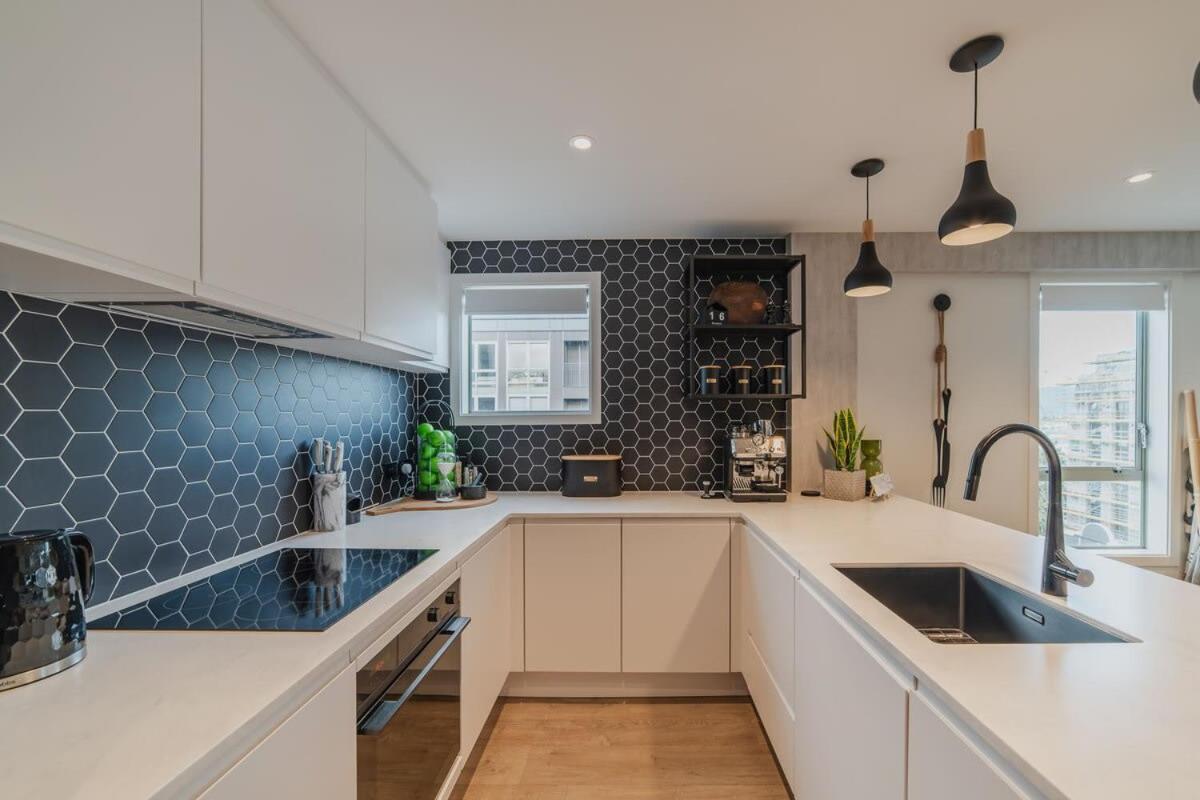 Penthouse Perfection - 2Br Elegance On Worcester St Christchurch Buitenkant foto